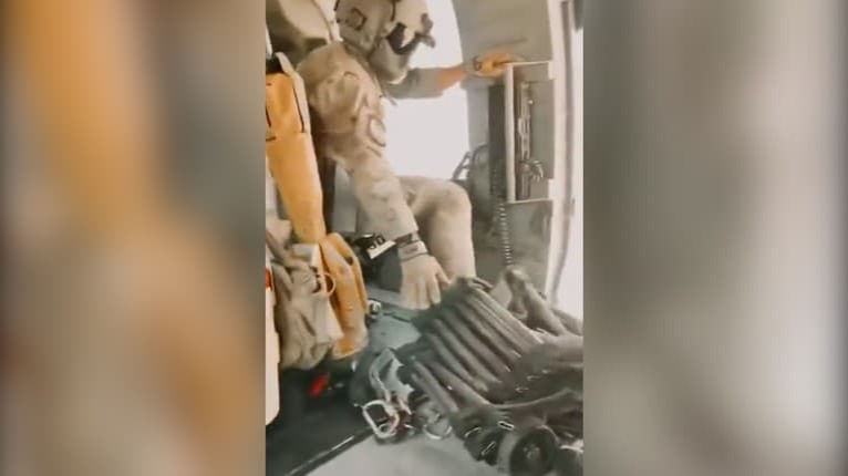Vojačka spúšťala z vrtuľníka rebrík, zabudla na podstatnú vec: Nebudete vedieť, či sa smiať alebo plakať!