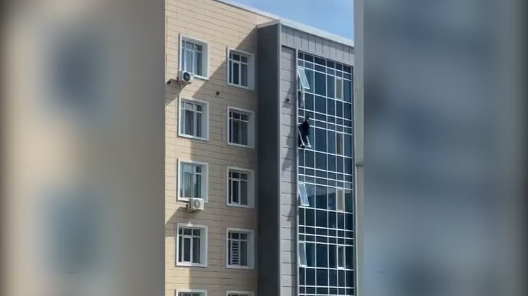 Pri sledovaní tohto videa nebudete dýchať: Z okna viselo dieťa, pozrite sa, čo urobil sused pod ním!