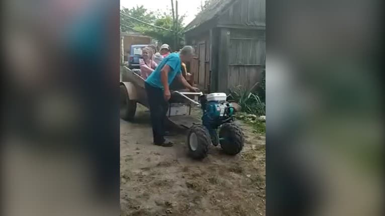 Muž si vyrobil traktor a chcel povoziť deti: Len čo naštartoval, stalo sa niečo nečakané! Ešte dlho sa budete smiať