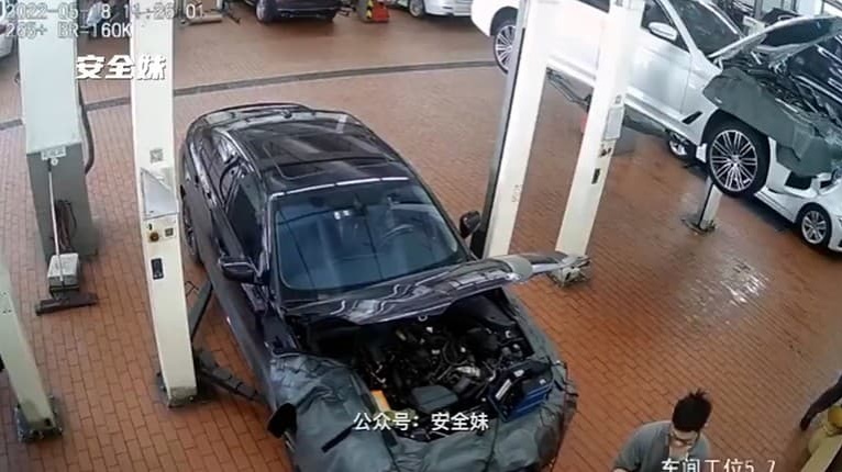 Kamera zachytila sekundy hrôzy: Na mechanika spadlo auto zo zdviháku, museli ho ratovať
