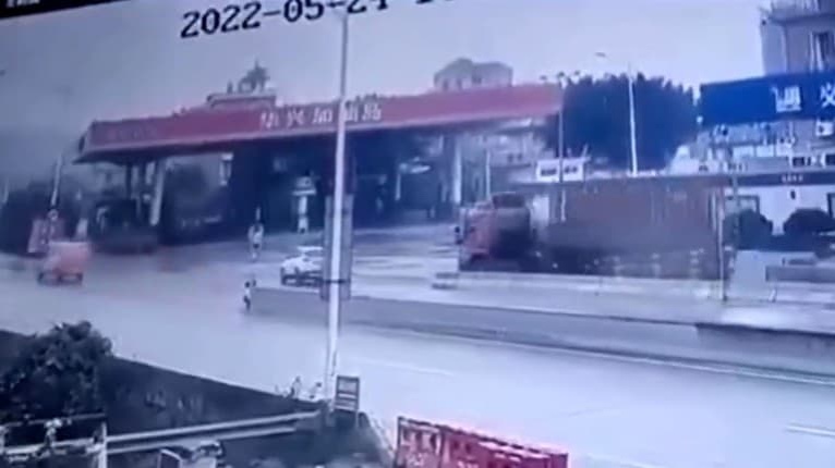 Strašná nehoda zachytená na videu: Nákladnému autu sa odpojil prepravný kontajner plný tovaru!