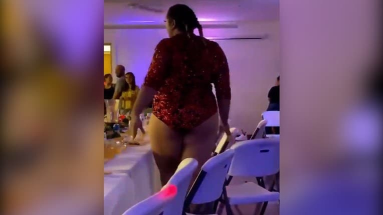 Takúto hanbu na párty zažiť nechcete: Žena tancovala na stoličke, chcela ísť na stôl, keď v tom...