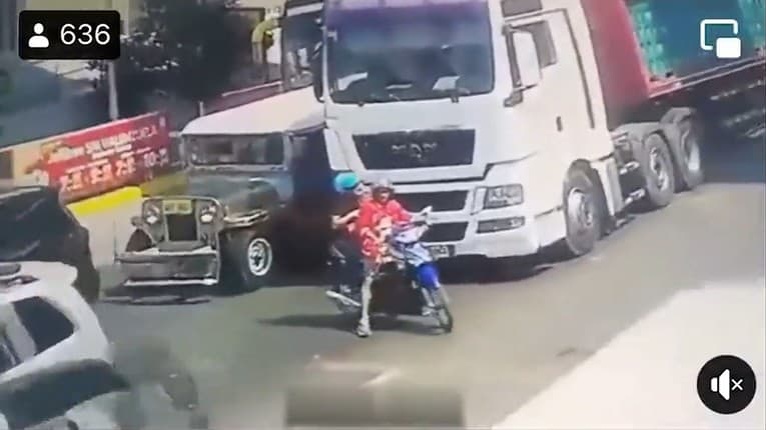 Ženy na motorke zrazil kamión: Jedna skončila pod jeho kolesami! Zo záberov mrazí