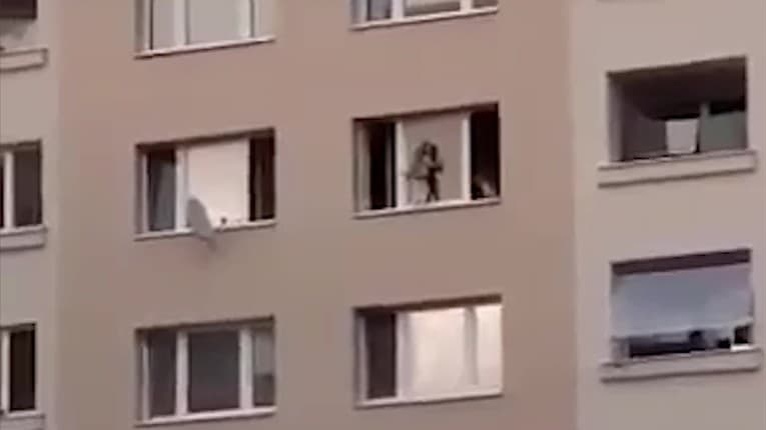 Hrozivé video z Handlovej rieši mestská polícia i sociálka: Deti behali po parapete na 7. poschodí!