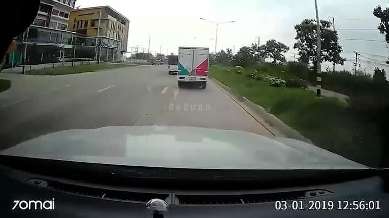 Sekundy hrôzy zachytené na videu: Vodič nezvládol šmyk, tým to ale neskončilo! Šialené manévre šoféra