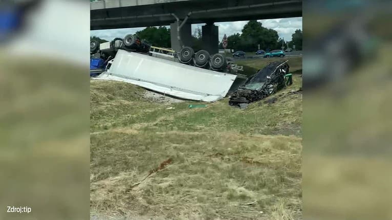 Obrovské nešťastie za Trnavou: Kamión spolu s autom sa zrútili z nadjazdu!