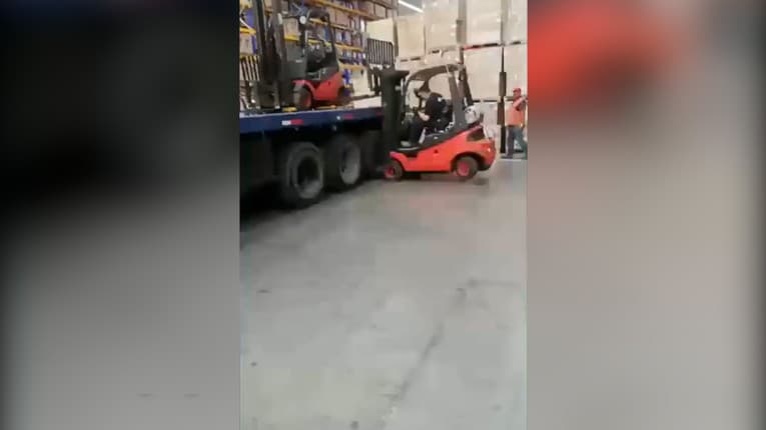 Robotníkom prišiel nový vysokozdvižný vozík, chceli ho premiestniť, no s týmto nerátali: Šéf ich za to nepochváli!