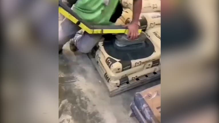 Vynález, ktorý ušetrí nejeden chrbát na stavbe: Pozrite sa, ako robotník nakladal vrecia cementu! Ani kvapka potu