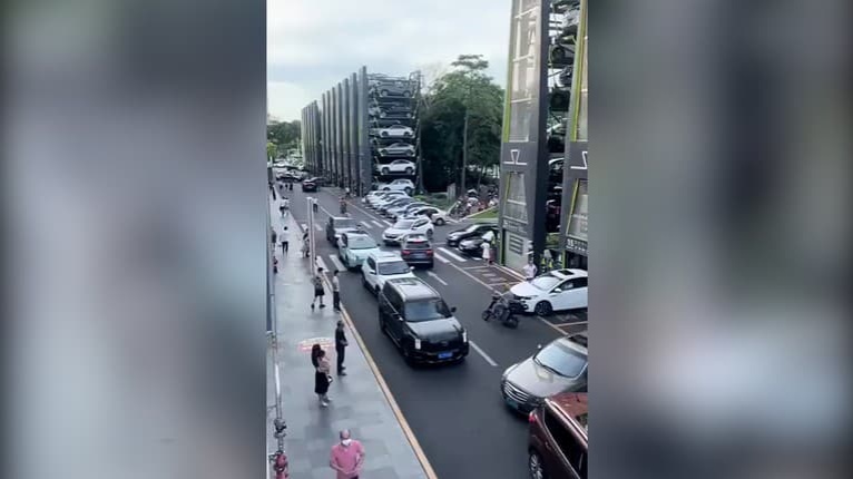 Parkovisko v Číne ušetrí každý centimeter: Máte problém s odstavením auta na sídlisku? Toto budete obdivovať