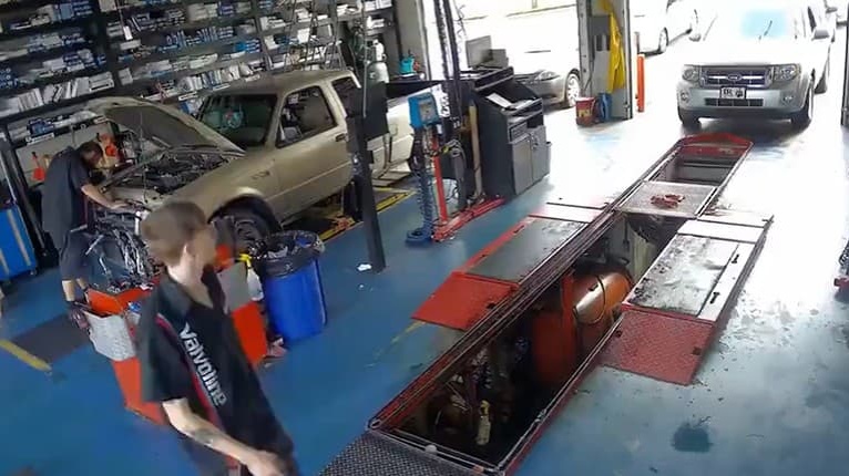 Do servisu prišiel kvôli jednej veci: O chvíľu mu opravovali celé auto!