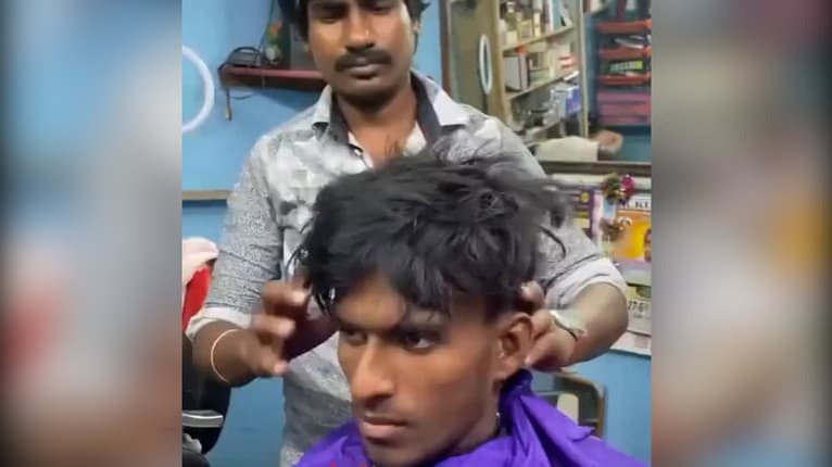 Strihanie vlasov nožnicami dávno nie je in: Sledujte, čo skúša kaderník na zákazníkovi! Nechali by ste sa presvedčiť?