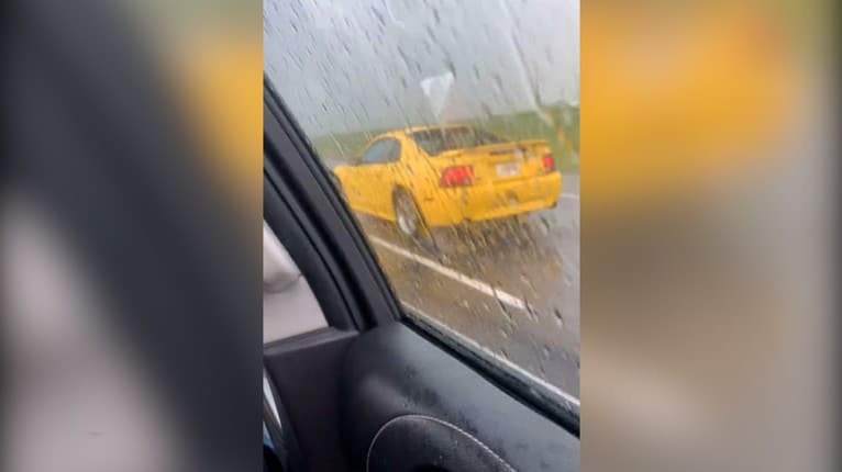Autá na diaľnici v Kanade sa už nemali kam ukryť: Smutný pohľad, čo spôsobila búrka s krupobitím