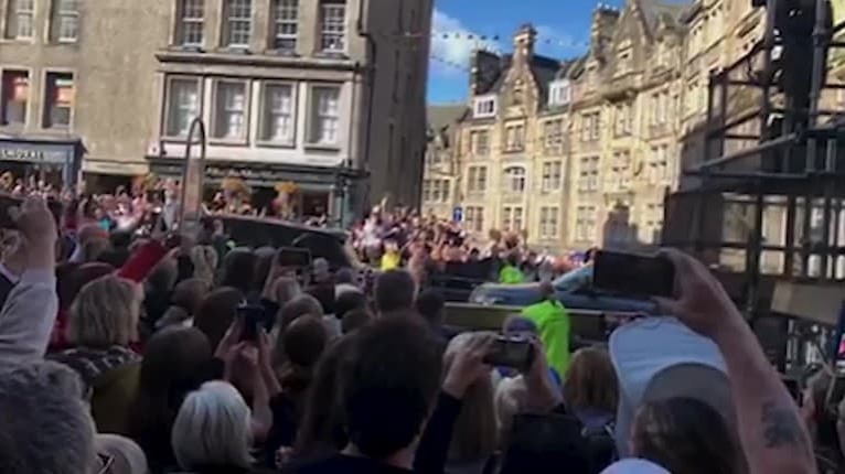 Autentické video smútočného sprievodu kráľovnej Alžbety († 96): Za panovníčkou plačú tisíce ľudí