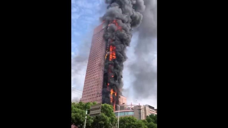 Hrozivé zábery z Číny: Obrovský mrakodrap v zastavanej časti mesta zachvátili plamene!