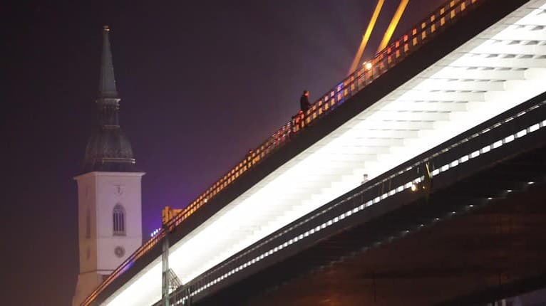 Dráma v hlavnom meste: Na zábradlí Mosta SNP stojí muž!