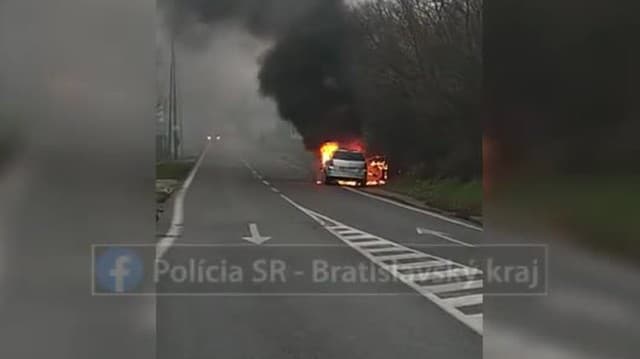 Dráma v hlavnom meste! Priamo na ceste horí auto: S plameňmi bojujú policajti