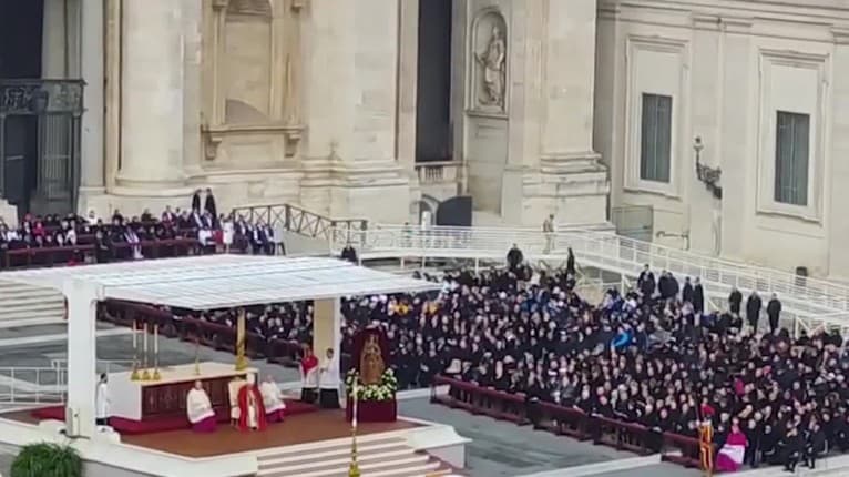 Pohreb emeritného pápeža Benedikta XVI. († 95): Námestie zaplnili desaťtisíce veriacich