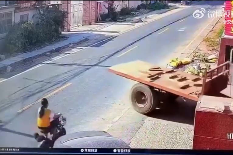 Zábery hrôzy: Šofér traktora si nevšimol, že zrazil ženu! Nepochopiteľné, čo sa tam odohralo