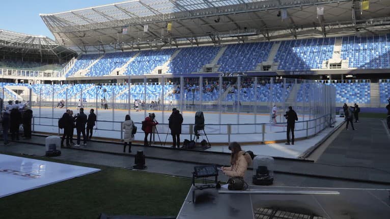 Tehelné pole je pripravené na víkendový Winter Classic: Mládež odpálila hokejovú šou