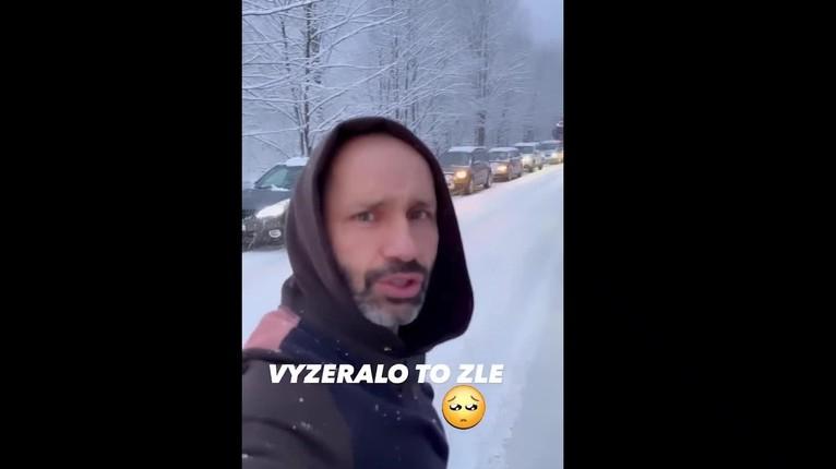 Spevák Robo Opatovský pre snehovú kalamitu uviazol v kolónach: Zábery plné beznádeje! To je vážne