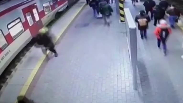 Mladej žene z Trnavy privrel pri nastupovaní vlak nohu: Nasledovali hororové chvíle!