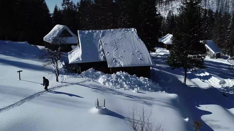 Vzácne drevenice v skanzene ohrozené snehom: Zachraňujú ich starou technikou!