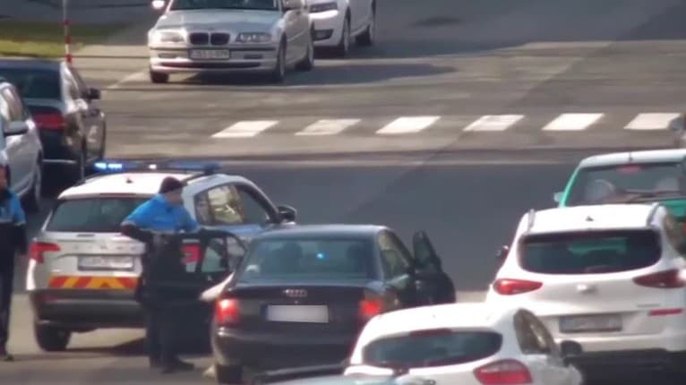 Poburujúce zábery zo Serede, v šoku boli aj policajti: Za volantom Audi sedelo dieťa (11)! Neuveríte, kto tam bol s ním