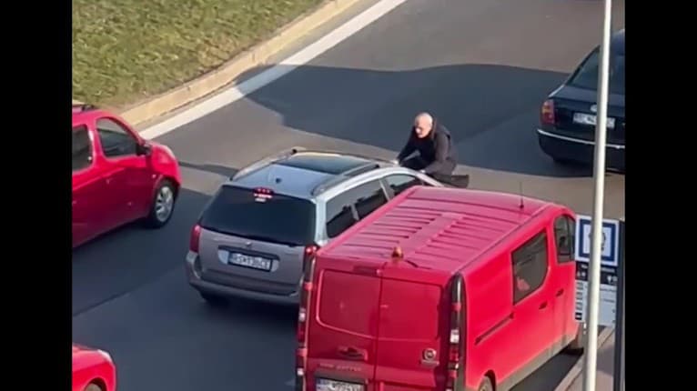 Nepochopiteľný incident v Bratislave: Šoférovi rupli nervy a trhača stieračov odviezol na vlastnej kapote!