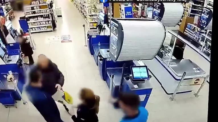 Muž v obchode vyčíňal s nožom ako šialený: Pozrite sa na hrdinský zásah policajta, ktorý tam nakupoval!