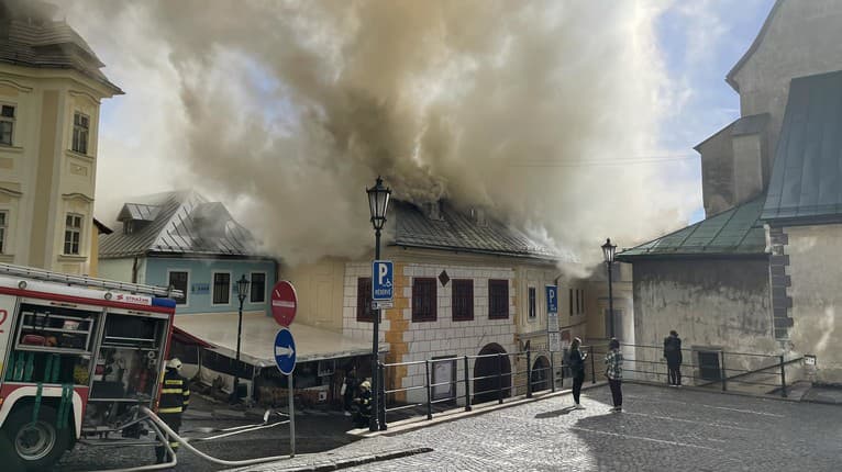 Obľúbená turistická atrakcia v plameňoch: Požiar ničí historickú budovu v Banskej Štiavnici