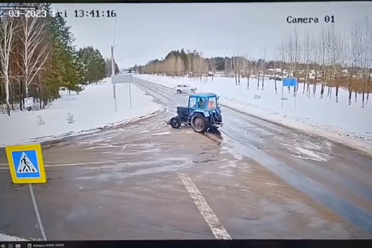 Snažil sa obehnúť pomalý traktor, skončilo to katastrofou! Vodičovi sa pred očami mihol život