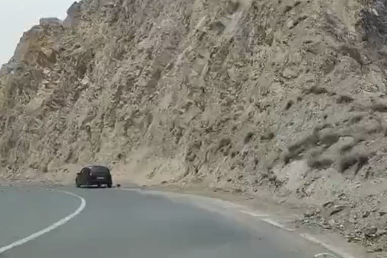 Na auto sa zosypala kamenná lavína: Vodič za ním neveril vlastným očiam!
