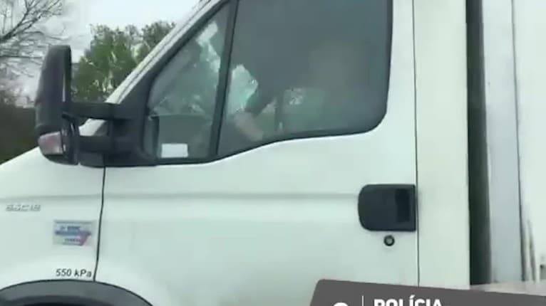 Polícia na diaľnici zastavila vodiča nákladného vozidla: Neuveríte, čo počas jazdy robil! To chce odvahu