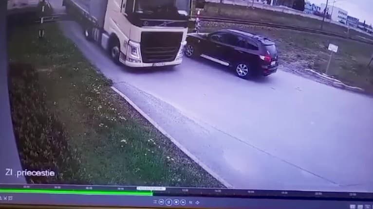 Zrážku kamióna a vlaku v Prešove zachytila kamera: Zábery, pri ktorých vám prebehne mráz po chrbte!