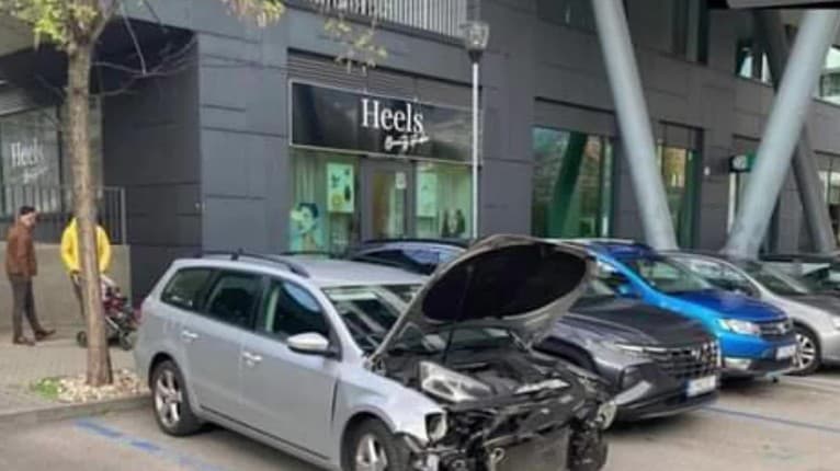 Hrozivá nehoda v Petržalke! Šofér zdemoloval 12 áut na parkovisku, nakoniec skončil na streche