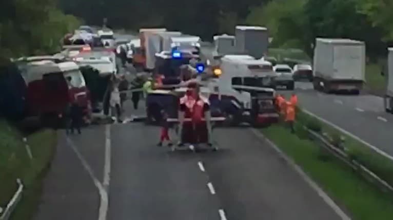 Hrôzostrašná nehoda na diaľnici do Česka: Autobus sa zrazil s kamiónom!