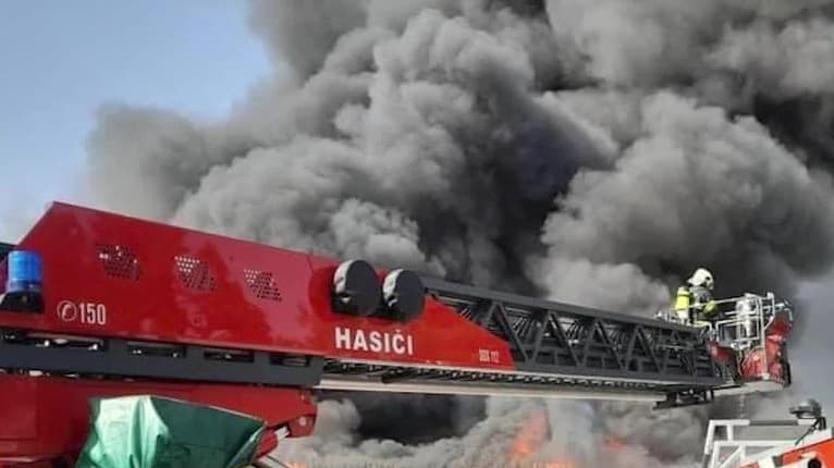 Ohnivé peklo neďaleko Bratislavy: Plamene pohltili výrobnú halu firmy v Rovinke!