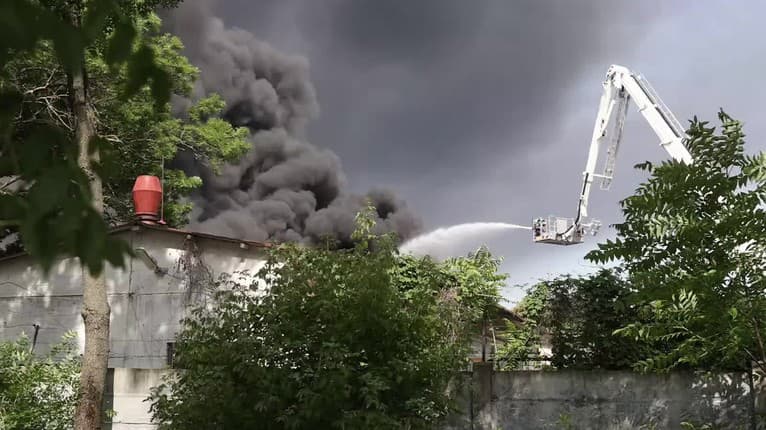 Takmer 60 hasičov momentálne zasahuje pri požiari v Rovinke: Vypukol v areáli firmy na Majerskej ulici