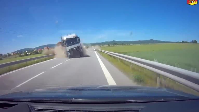 Autentické video hrôzostrašnej dopravnej nehody: Kamión sa rútil priamo na auto! Bude vám stáť každý chlp na tele