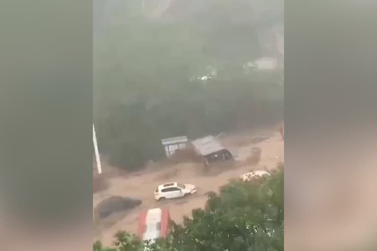 Desivé zábery z povodní v Číne: V rozbúrenej vode miznú autá aj autobusy!