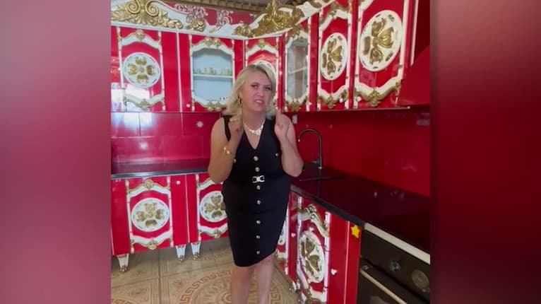 Príbytok výstrednej blondíny v šou Bez servítky: Červená kuchyňa, zlaté skrinky aj stoličky! Súťažiaci stratili reč