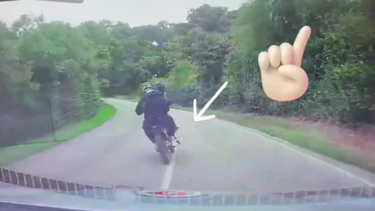 Nebezpečná jazda mohla skončiť tragédiou: Tínedžeri pred políciou upaľovali na motocykli!