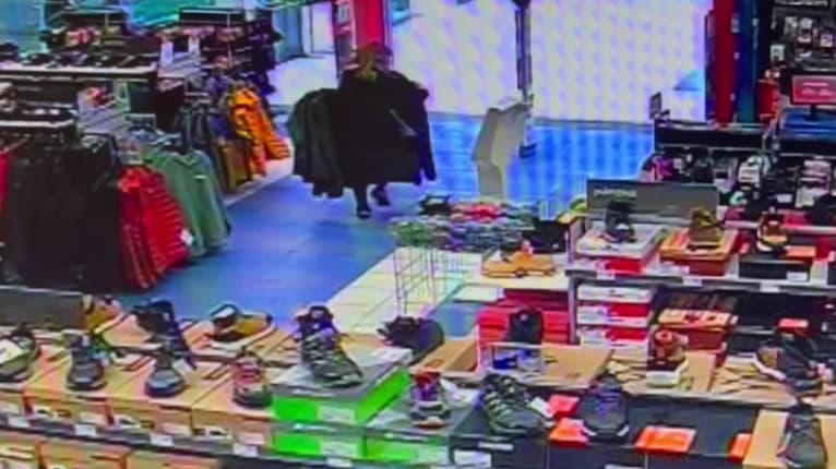 Žena pobrala pánske oblečenie a z predajne uháňala bez platenia: Zlodejku pri čine zachytila kamera! Ďaleko však neušla...