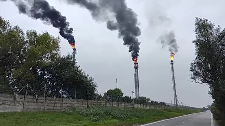 Mimoriadna situácia v rafinérii Slovnaft: Čierny dym, plamene a hluk!