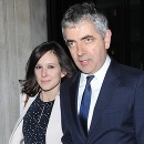 Rowan Atkinson s priateľkou Louis Fordovou