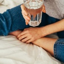 Pitie vody môže znížiť nadúvanie počas menštruácie a zmierniť tak niektoré bolesti. 