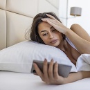 Pokiaľ sa v posteli venujete viac svojmu mobilu ako partnerovi, časom vznikne problém.