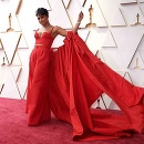 Ariana DeBose vymenila šaty za nohavice. Ale nie hocijaké. Červený komplet s crop topom a plášťom je dielom módneho domu Valentino. 