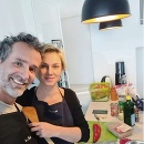 Monika v kuchyni spolu s manželom Jarom Bekrom