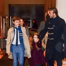 David Beckham so svojimi deťmi na módnej prehliadke ich mamy počas NYFW.